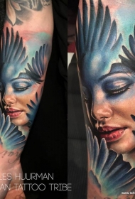 小臂彩色现代传统风妇女与鸟翅膀纹身图案