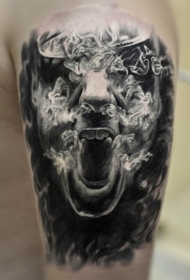大臂恐怖风格黑色尖叫的脸纹身图案