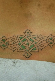 腰部有趣的绿色和白色凯尔特结纹身图案