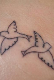 两只鸽子剪影纹身图案