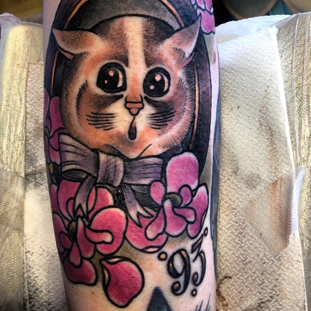 可爱的彩色插图风格猫与花朵纹身图案