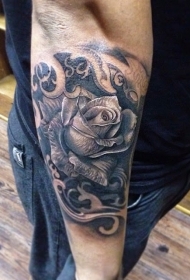 手臂写实风格的彩色玫瑰花纹身图案