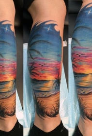 小腿美丽的彩绘海滩与棕榈树纹身图案