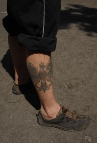 小腿鹰打开翅膀纹身图案