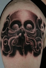 大臂黑灰色的恶魔脸纹身图案