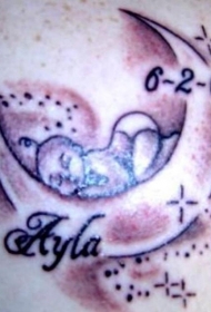 背部睡觉的宝宝和月亮纹身图案