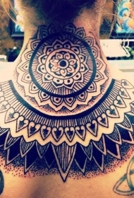 背部难以置信的部落神秘梵花点刺纹身图案