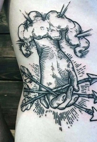 背部黑线条手与箭头纹身图案