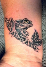 手腕黑灰色青蛙纹身图案