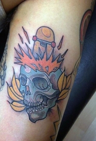 手臂彩色骷髅头与滑板纹身图案
