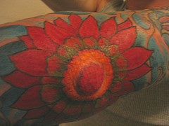 美丽的红色花朵手臂纹身图案