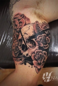 肩部复古风格的花和人类头骨纹身