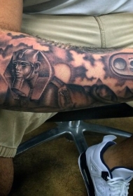 小臂神奇的黑白埃及狮身人面像和金字塔纹身图案