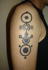 大臂黑色不同圆形纹身图案