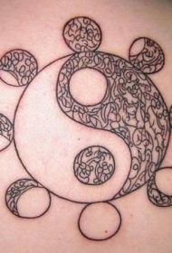 黑白阴阳八卦与月亮纹身图案