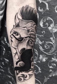 小臂惊人的黑色神秘女人与头盔纹身图案