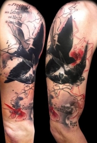 肩部彩色字母和燕子纹身图案