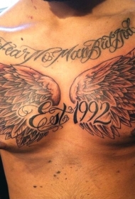 胸部纪念式的黑色翅膀字母纹身图案