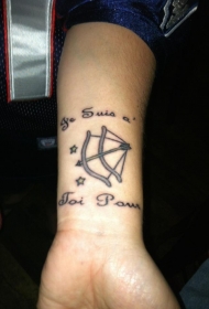 手腕弓和箭头字母纹身图案