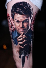 大腿彩色写实逼真的男性肖像纹身图案