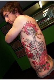 侧肋漂亮的彩色妇女骷髅与花朵纹身图案