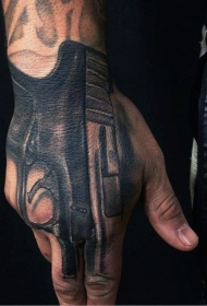 手背黑色逼真的格洛克17手枪纹身