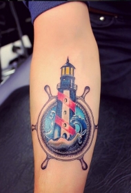 手臂漂亮的彩色船舵灯塔纹身图案