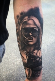 手臂现实的吸烟妇女与手枪纹身图案
