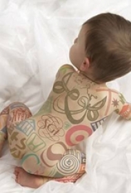 小孩子满身彩色卡通电子纹身图片