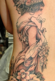 背部可爱的女人与鲜花和十字架纹身图案