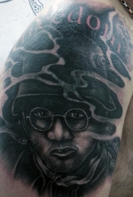 手臂可怕的黑色怪异士兵头像和字母纹身图案