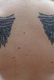 背部好看的黑色翅膀纹身图案