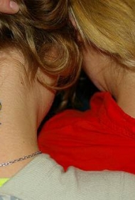 闺蜜彩色和黑色的燕子纹身图案