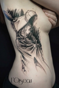 侧肋黑色女孩与驴头盔纹身图案