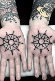 手心简单的黑色线条星星纹身图案