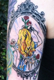 肩部彩色旧货风格的小女孩纹身图片