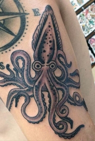 简单的卡通彩色鱿鱼手臂纹身图案
