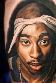 肩部彩色运动员肖像纹身图案