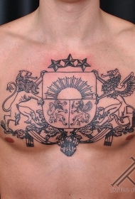 胸部黑色的大型古徽章纹身图案
