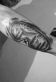 小臂雕刻风格黑色滑雪眼镜和山脉纹身图案