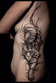 侧肋黑色酷酷的老虎纹身图案
