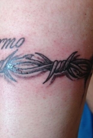 手臂上有刺的铁丝网和字母纹身图案