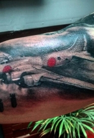 手臂彩色逼真二战轰炸机纹身图片