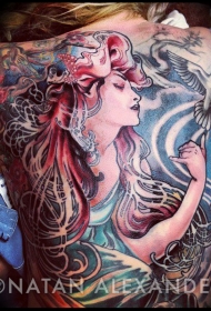 满背彩色的神秘女子与鸽子纹身图案
