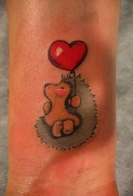 手腕红色的心形气球和卡通小刺猬纹身图案