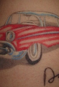 红色汽车与字母纹身图案