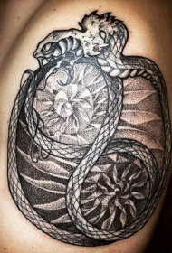 手臂壮观的黑色点刺神秘蛇与观赏花卉纹身图案