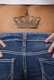 腰部黑色的小皇冠纹身图案