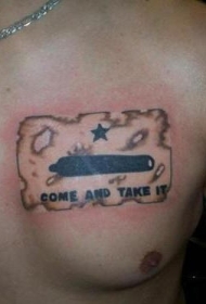 胸部英文字母和五角星纹身图案