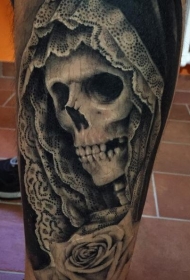 小腿黑白骷髅遮光罩与玫瑰纹身图案